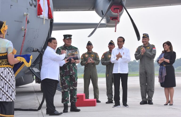 Di Depan Jokowi, Prabowo Serahkan Pesawat Super Hercules ke Panglima TNI Laksamana Yudo Margono