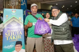 Gus Muhaimin Bagikan Sembako ke ‘Porter’ Stasiun Gambir dan Pasar Tanah Abang