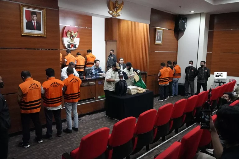 OTT KPK Sergap Tersangka Korupsi Proyek Jalur Kereta Api