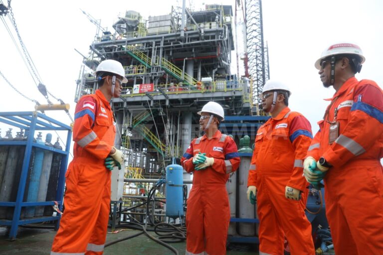 Direktur Utama PT Pertamina Hulu Energi selaku Subholding Upstream Pertamina, Wiko Migantoro bersama Direksi PHE lainnya meninjau kesiapan pengoperasian kembali proyek Optimasi Pengembangan Lapangan (OPL) migas lepas pantai YY di perairan utara Karawang, Jawa Barat, (26/1/2023).