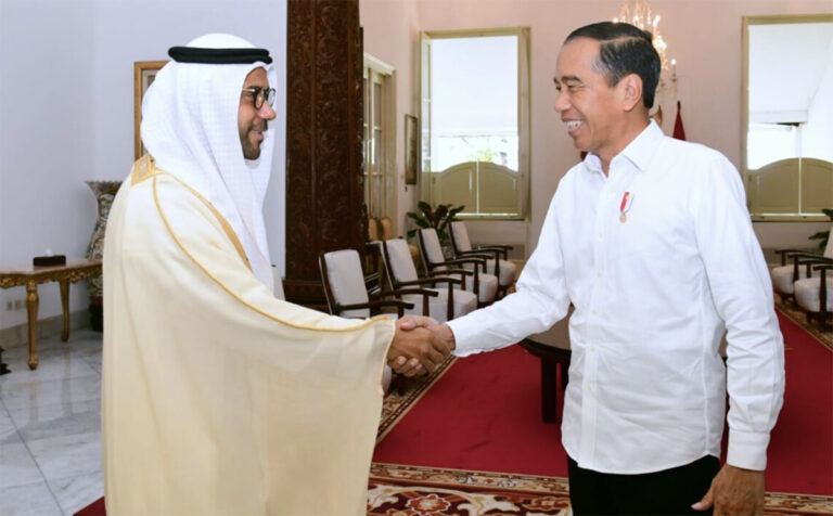 Presiden Joko Widodo menerima Duta Besar Persatuan Emirat Arab (PEA) untuk Republik Indonesia, Abdulla Salem Al Dhaheri, di Istana Merdeka, Jakarta, pada Selasa, 4 April 2023. Foto: BPMI Setpres/Muchlis Jr