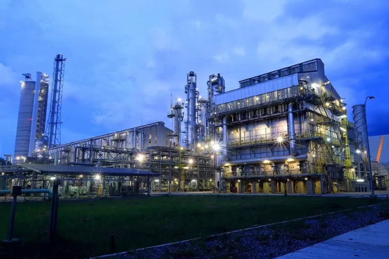 kilang minyak bumi dan gas