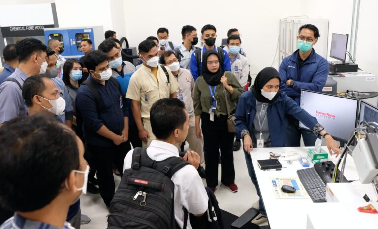 Foto 5-Peserta R&D Level up Education berkesempatan melihat lebih dekat ragam fasilitas R&D PT Hyundai Motor Manufacturing Indonesia
