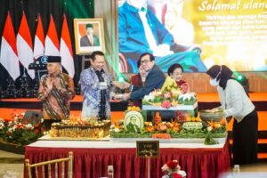 Ketua MPR RI Bamsoet Apresiasi Peluncuran Buku “Anak Kolong Menjemput Mimpi. Biografi Politik 70 Tahun The Smiling Minister