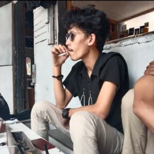 Semua Orang Masuk Politik