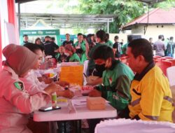 Sambut HUT Bhayangkara,  Polda Sulut Berikan Layanan Kesehatan Gratis Bagi Driver Ojol