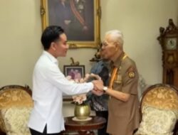 Gibran Sambangi ke Kediaman Letjen Purn TNI Try Sutrino