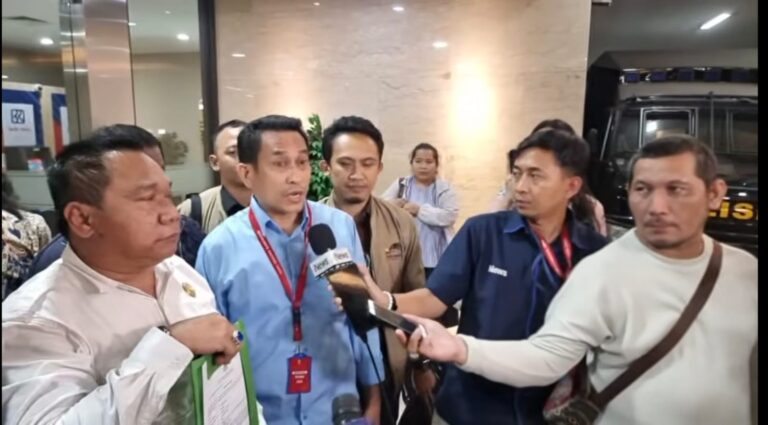 Belasan organisasi dengan nama Koalisi Nasional Relawan Pendukung Prabowo - Gibran dan Jokowi mendatangi Bareskrim Mabes Polri