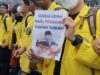BEM UI Demo Bawa Poster Bertuliskan “Semua Udah Naik, Prabowo Kapan Turun?”