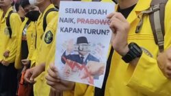 BEM UI Demo Bawa Poster Bertuliskan “Semua Udah Naik, Prabowo Kapan Turun?”