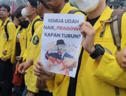 BEM UI Demo Bawa Poster Bertuliskan “Semua Udah Naik, Prabowo Kapan Turun?”