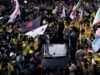 Ratusan Demonstran Bertahan di Thamrin, Aparat Masih Lakukan Penyekatan