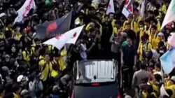 Ratusan Demonstran Bertahan di Thamrin, Aparat Masih Lakukan Penyekatan
