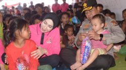 Kehadiran Kapolda NTT jadi Pelipur Lara Korban Gempa Flores di Tenda Pengungsian