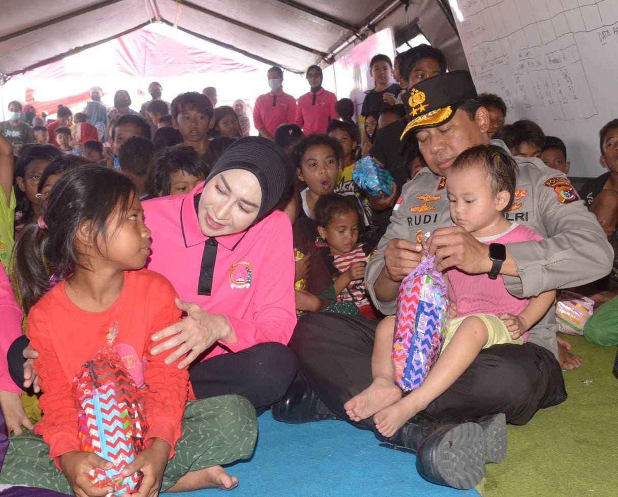 Kapolda NTT, Irjen Pol Rudi Darmoko memeluk seorang anak korban gempa NTT dengan penuh hangat