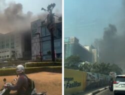 Kebakaran Hebat di Belakang RS PIK Jakarta Utara, Asap Tebal Membubung dan Lalu Lintas Tersendat