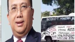Bus Massa AMPB di Pati Bertuliskan “Boikot Bank Mandiri, Sarang Koruptor”