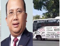 Bus Massa AMPB di Pati Bertuliskan “Boikot Bank Mandiri, Sarang Koruptor”