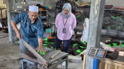 KUR BNI Jember Angkat Usaha Sapu Ijuk ‘Ken Dedes’ di Semboro Naik Kelas