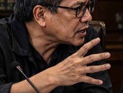 Puisi Buat Rocky Gerung